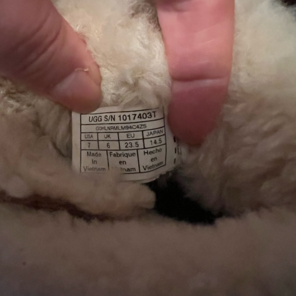 Toddler kids Uggs GITA boot size 7 - Picture 3 of 11